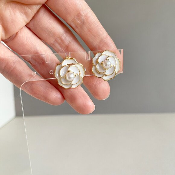 CAMELLIA FLOWER EARRINGS - Picture 4 of 7